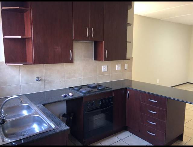 2 BEDROOM TOWNHOUSE FOR SALE IN SONNEVELD